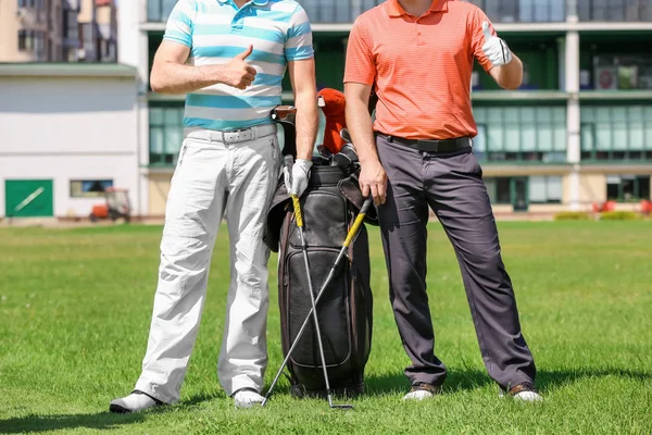 Νέων ανδρών στο γήπεδο γκολφ — Φωτογραφία Αρχείου
