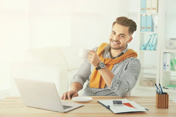 Hombre Con Portátil Sentado Mesa Concepto Compras Por Internet — Foto de Stock