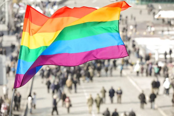 Ondeando bandera gay y multitud de personas —  Fotos de Stock