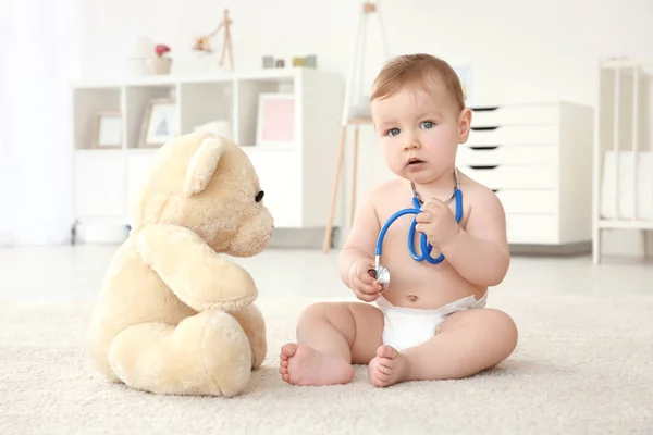 Brincadeira de bebê com estetoscópio — Fotografia de Stock