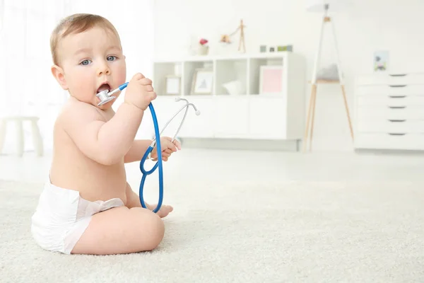 Petit bébé mignon avec stéthoscope — Photo