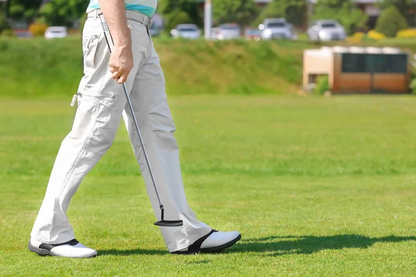 Hombre jugando al golf — Foto de Stock