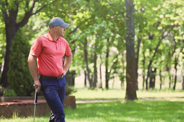 Hombre joven en el campo de golf en un día soleado —  Fotos de Stock