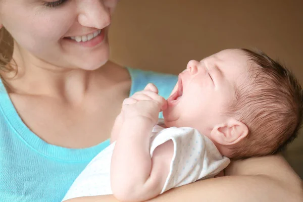 快乐的年轻女子抱着打呵欠的新生儿男婴, 特写 — 图库照片