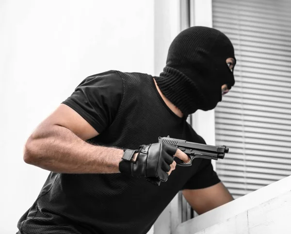 Terrorista con arma entrando al aula por la ventana. Concepto de disparo escolar —  Fotos de Stock