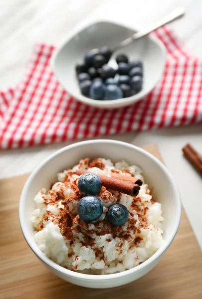 Milchreis mit Zimt und Blaubeeren — Stockfoto