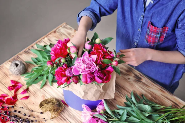 花束を作る女性の花屋 — ストック写真