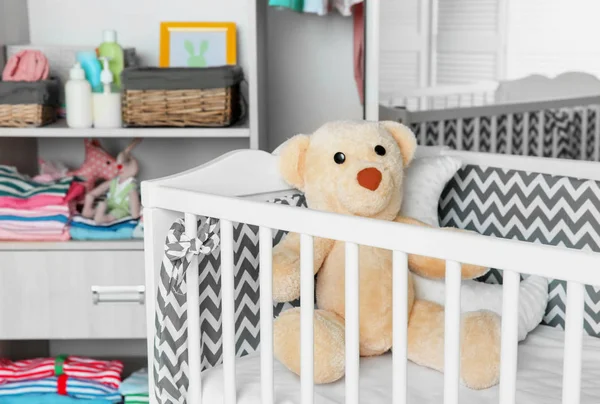 Дитяче ліжечко і шафа з одягом — стокове фото