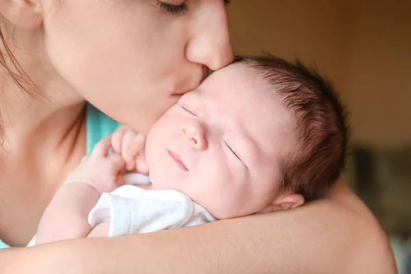 Joyeux jeune femme embrasser son nouveau-né garçon, gros plan — Photo