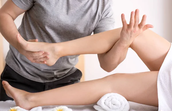 Mujer teniendo piernas masaje —  Fotos de Stock