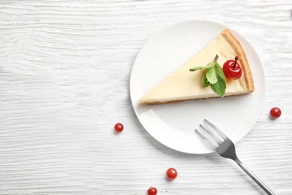 Leziz cheesecake ve kiraz — Stok fotoğraf