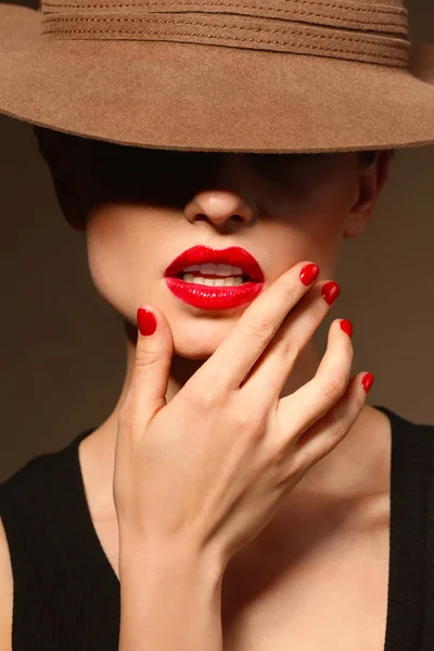 Hermosa joven con labios brillantes en el sombrero, primer plano — Foto de Stock