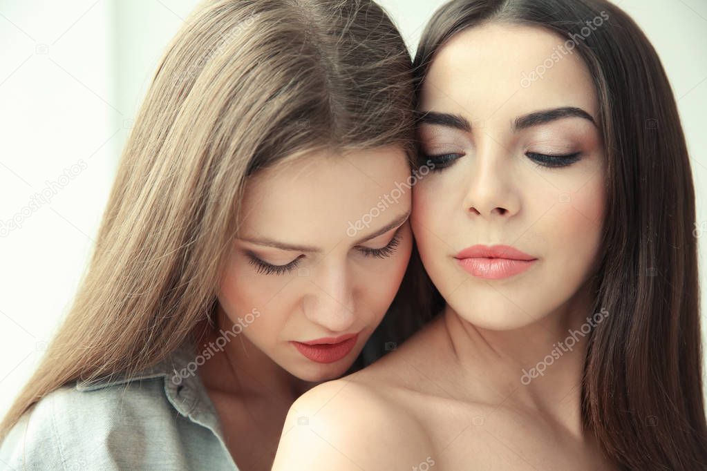 Couple de belles lesbiennes ensemble — Photographie ... Couple de belles lesbiennes ensemble — Photographie ...