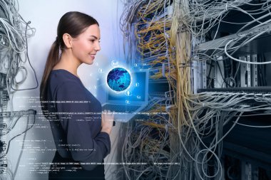 Yönetim Bilişim Sistemleri kavramı. Sunucu odası içinde laptop ile genç mühendis