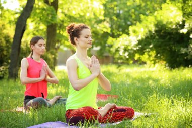 Yoga yapan kadınlar