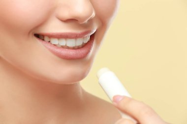 Güzel genç kadın ruj uygulayarak görünümünü portre