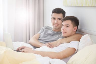 Yatakta yatan eşcinsel çift
