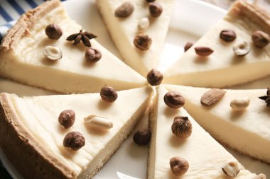 Cheesecake fındık ile dilimlenmiş