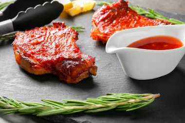 Lezzetli domuz kaburga 