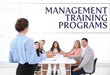 Yönetim eğitim programları kavramı. Ofiste iş toplantı insanlar