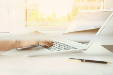 Internet tarama için dizüstü bilgisayar kullanan kadın 