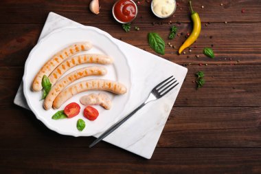 Kızarmış sosis ve domates