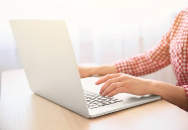 Internet tarama için dizüstü bilgisayar kullanan kadın 