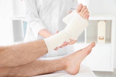 Bacak üzerine uygulanan bandaj doktor