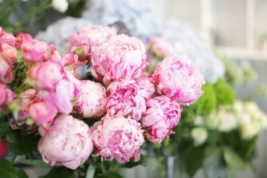 Dükkanda güzel peonies