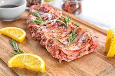 çiğ Domuz kaburga ve limon dilimleri 