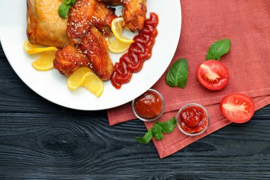 lezzetli tavuk sosu ile  