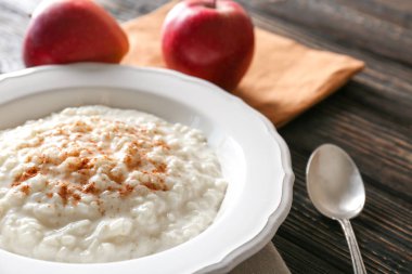 tarçın ile lezzetli sütlaç