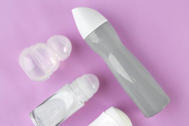 Renk üzerinde farklı deodorantlar  