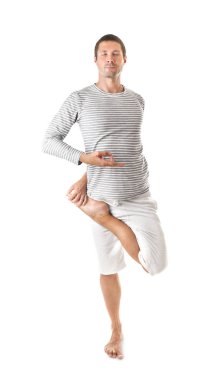 Yoga yapan genç adam.