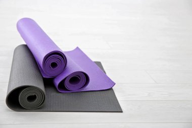 Mor ve siyah yoga paspaslar 