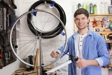 Bisiklet tamir dükkanında çalışan adam