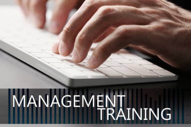 Yönetim eğitimi kavramı. İşadamı bilgisayar, closeup ile çalışma