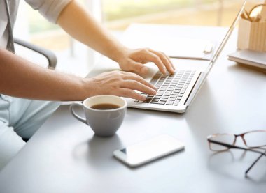 Internet tarama için dizüstü bilgisayar kullanan adam 