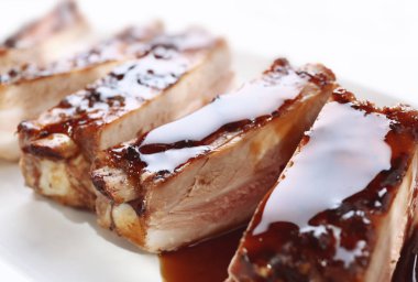 Lezzetli domuz kaburga 