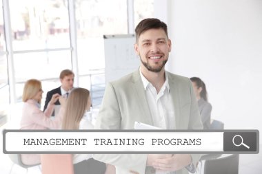 Yönetim eğitim programları kavramı. İş antrenör ekibi toplantı ofiste yöneticileri ile