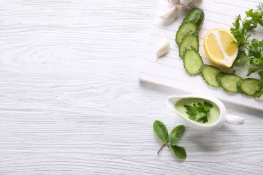 Lezzetli yoğurt sos sos tekne