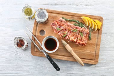 Çiğ Domuz kaburga ve malzemeler 