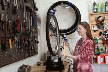 Bisiklet tamir dükkanında çalışan kadın