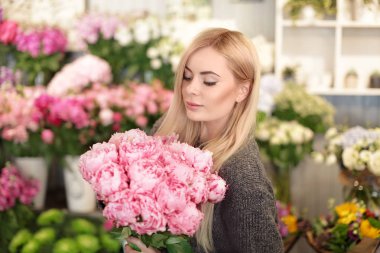 güzel peonies tutan kadın