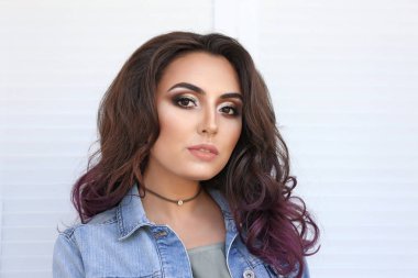 Açık renkli güzel şık kadın