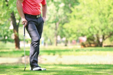 Güneşli bir gün golf sahasında genç adam