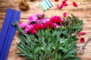 Güzel peonies ve kaydırma aksesuarları