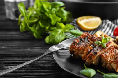 Delicious dilimlenmiş yedek kaburga ızgara 