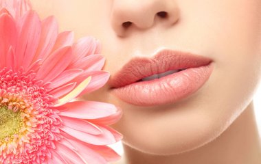 dudak makyaj ve çiçek kadın ile  