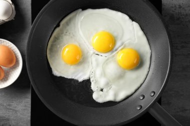 Lezzetli kolay yumurta üzerinde 